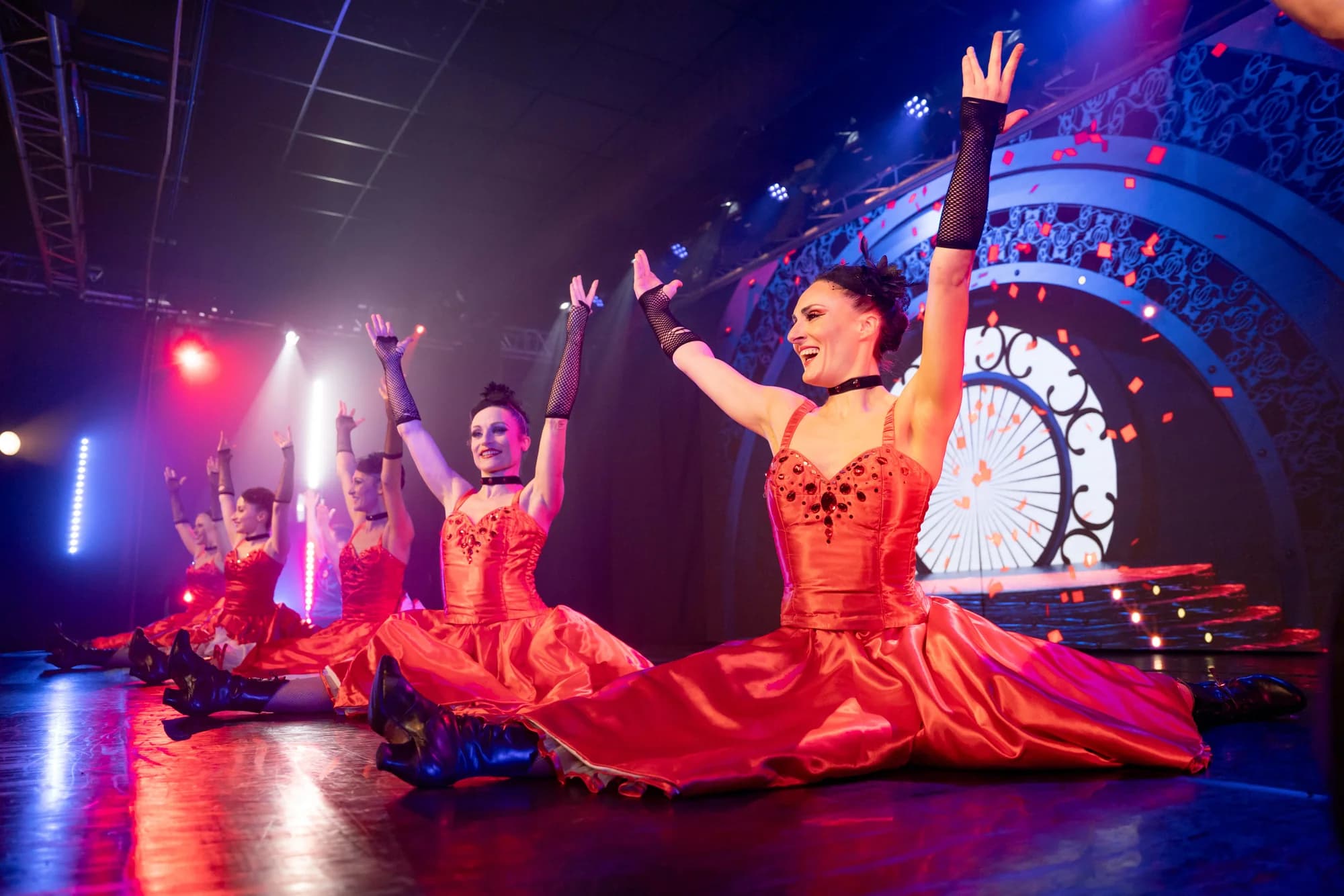 Des artistes de La Belle Entrée interprètent un french cancan sur scène