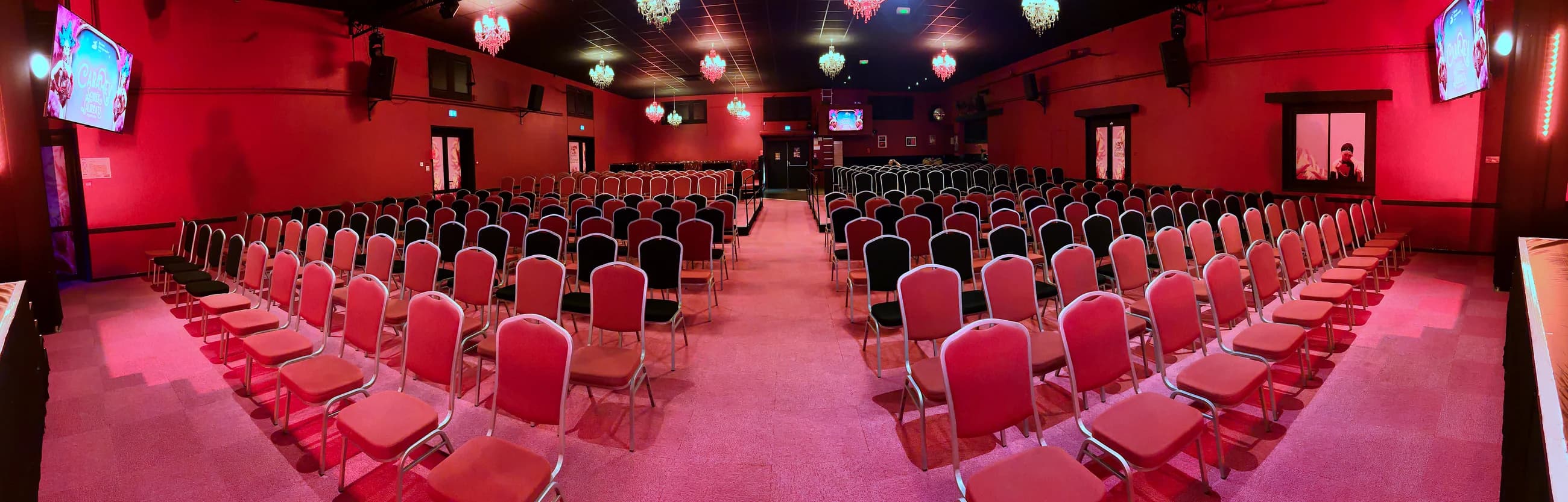 La salle de La Belle Entrée en configuration théâtre